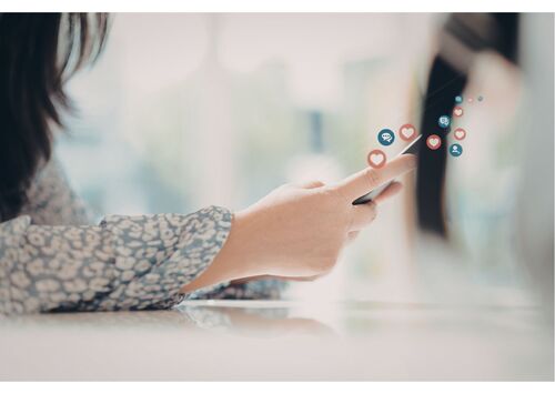 スマホでSNSを活用する女性