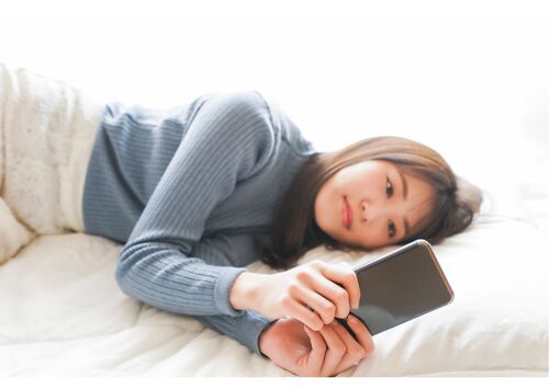 スマホでインスタを見る女性