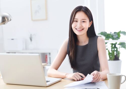 イキイキとSNS発信の画像を編集している女性