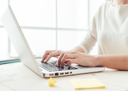 パソコンで画像を編集する女性